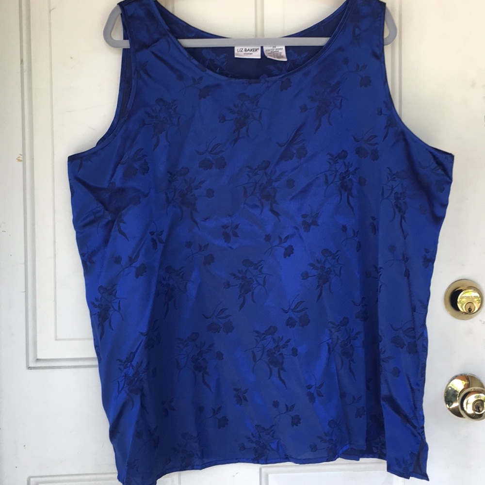 Beautiful plus size sleeveless blouse. +